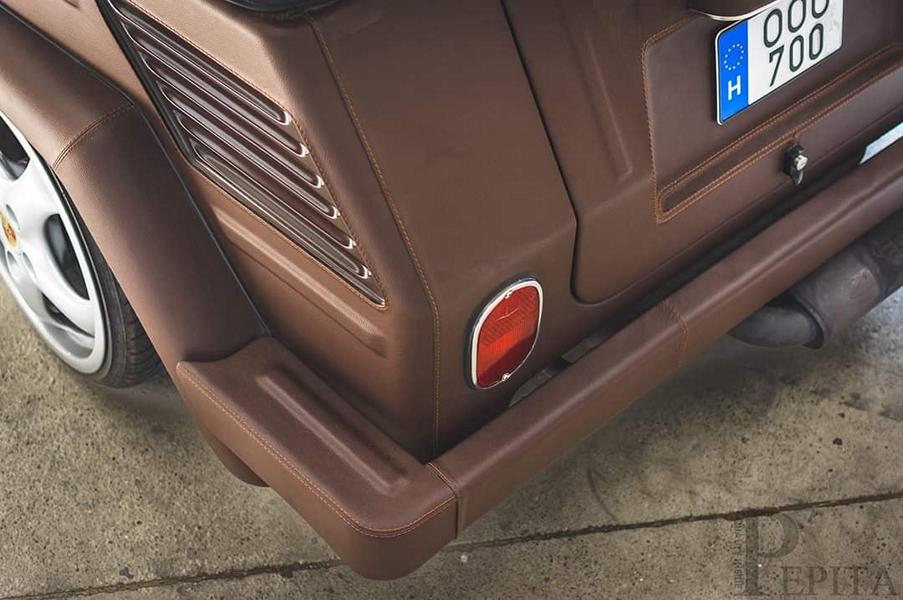 Leren emmer – Gekke VW-emmer in een bruin leren jurkje!