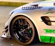Video: TIKT Mercedes AMG GTR Pro vs. Techart Porsche GTstreet RS