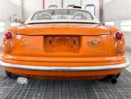 Przerażająca żaba na Mazdzie MX-5 Roadster w kolorze pomarańczowym!