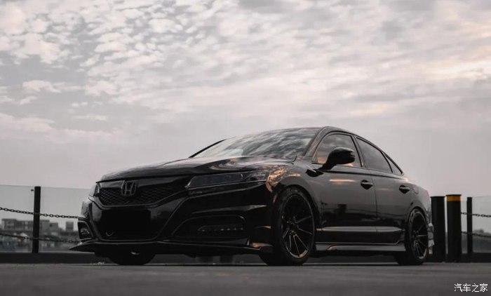 Honda Spirior in black optics: Japan limo with a stealth bomber look!