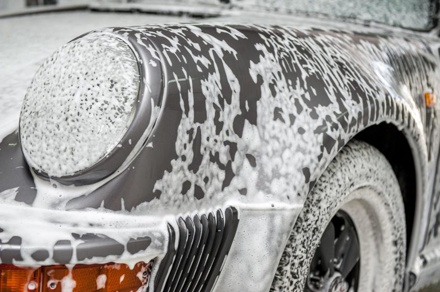 Auto waschen Reinigung Tipps Pflege Folierung 4 e1598676480773 Autowäsche in der SB Waschbox: die Vor  und Nachteile!