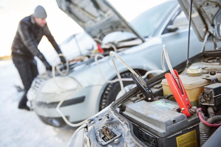 Auto waschen Reinigung Tipps Winter Batterie e1598676586723 Was kann eine Batteriehülle für die Fahrzeugbatterie?