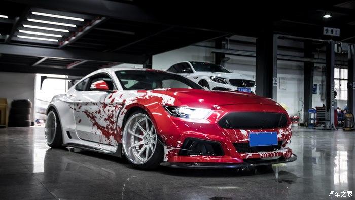 ¡Genial Ford Mustang EcoBoost con un estilo de graffiti loco!