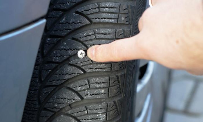 Reifen eingefahren Platten Nagel Schraube flicken e1598261932832 Autoreifen flicken: Was ist erlaubt und was kostet es?