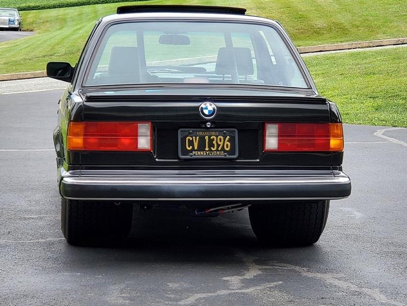 Een enorme 350 kubieke inch V8 in de BMW E30 3-Serie?