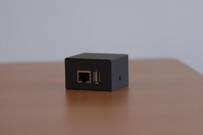 Eine kleine schwarze Box ermöglicht kabelloses Android Auto!