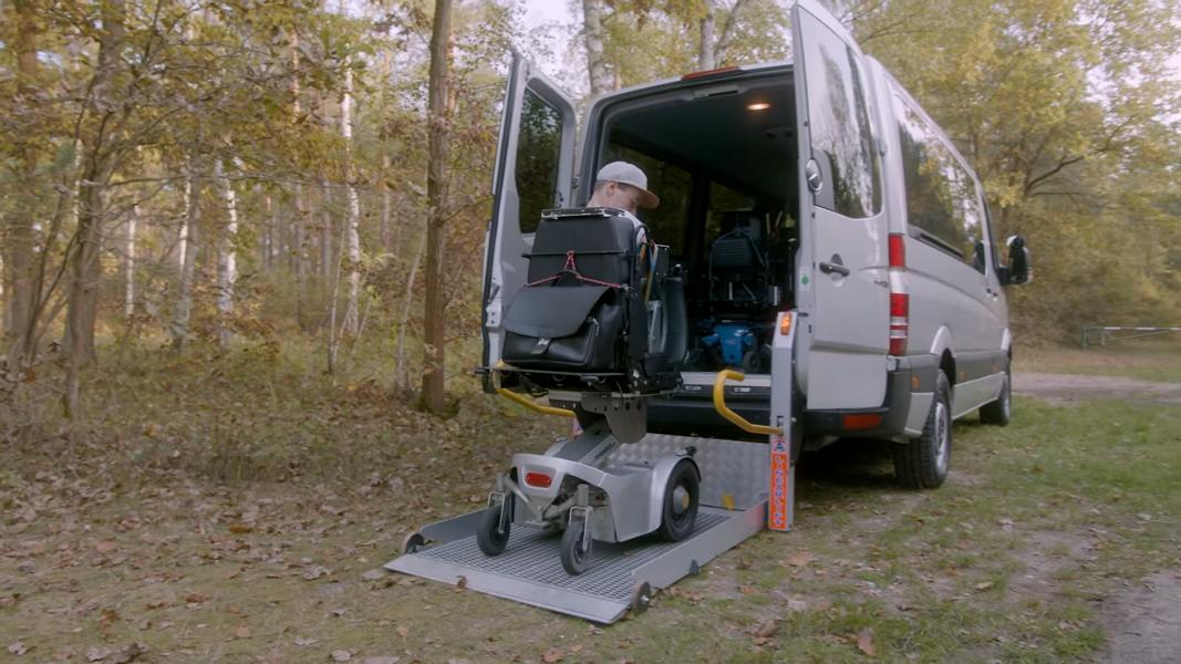 Video: Driving without arms and legs - Janis McDavid shows how!