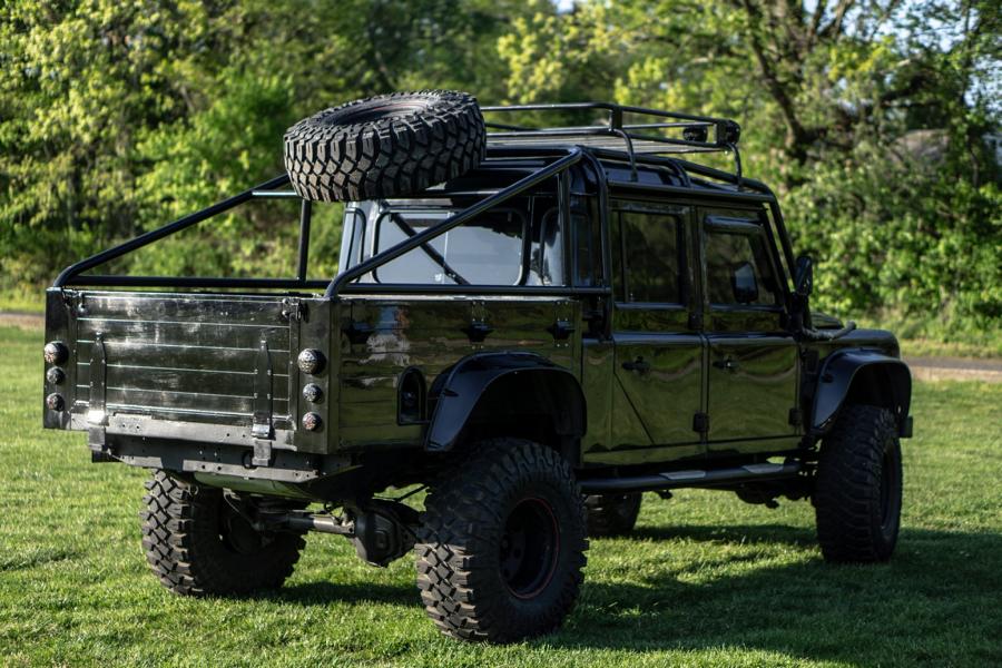 Video: Land Rover Defender with James Bond airs!