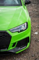 Neonowo-zielone Audi RS4 z 20-calowym aluminium i tuningiem.