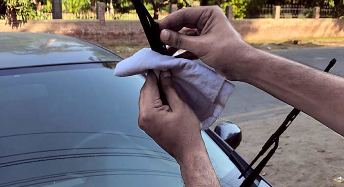 Autoscheiben Windschutzscheiben saeubern putzen 3 Saubere Autoscheiben für eine hervorragende Sicht!