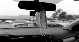Maschera protettiva per il naso della bocca all'interno dell'auto a specchio