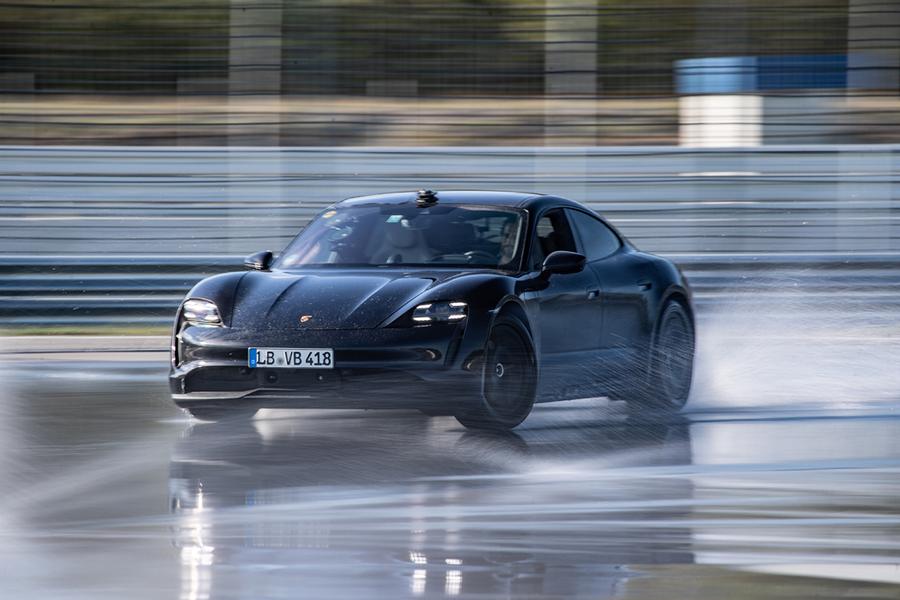 Rekord: 2020 Porsche Taycan mit längsten E-Auto Drift!