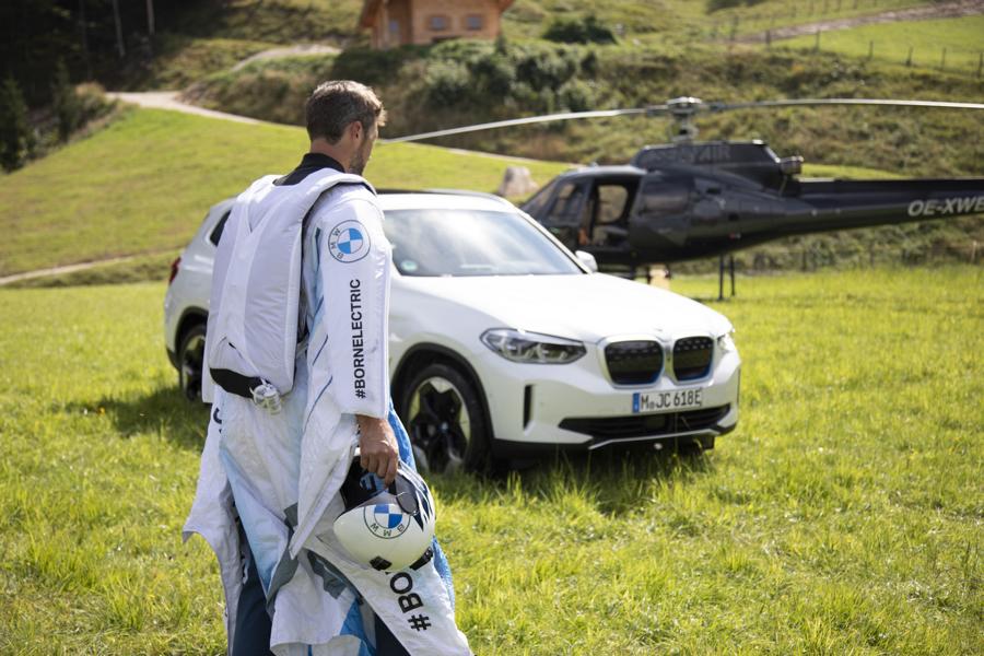 Wingsuit Flug BMW i Tuning 1 Abgehoben: Elektrifizierter Wingsuit Flug, angetrieben von BMW i.