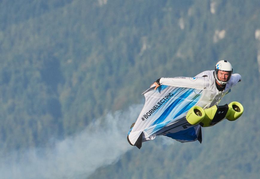 Wingsuit Flug BMW i Tuning 6 Abgehoben: Elektrifizierter Wingsuit Flug, angetrieben von BMW i.