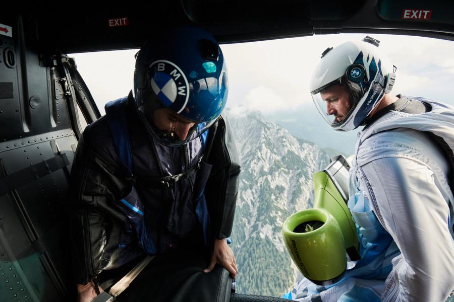 Wingsuit Flug BMW i Tuning 9 Abgehoben: Elektrifizierter Wingsuit Flug, angetrieben von BMW i.