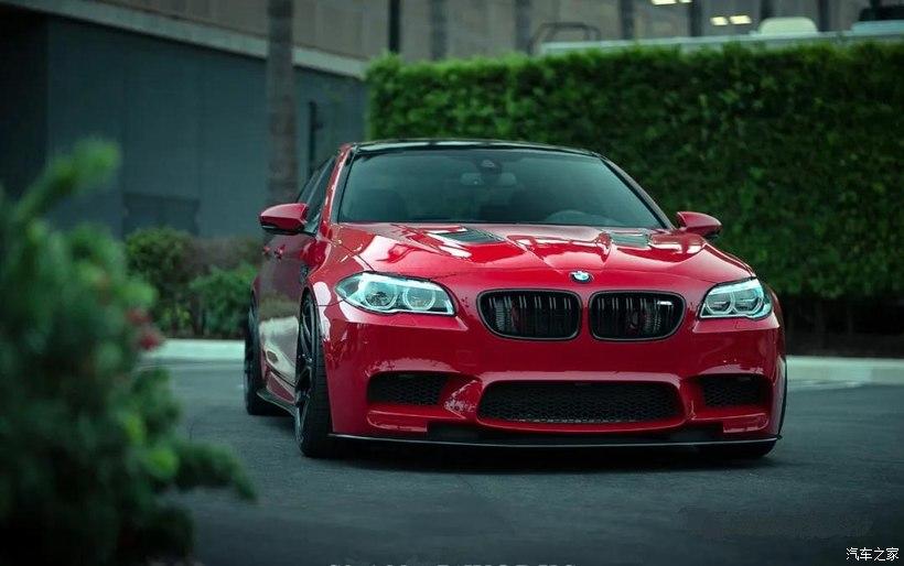  ¡BMW M5 (F1) rojo con amplias modificaciones!
