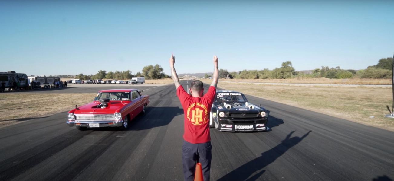 Video: 1.100 PS Chevrolet Nova vs. Hoonicorn Mustang RTR