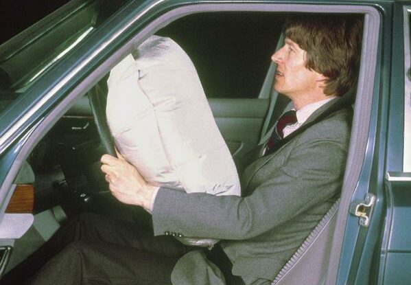 40 Jahre her! Fahrerairbag und Gurtstraffer von Mercedes!