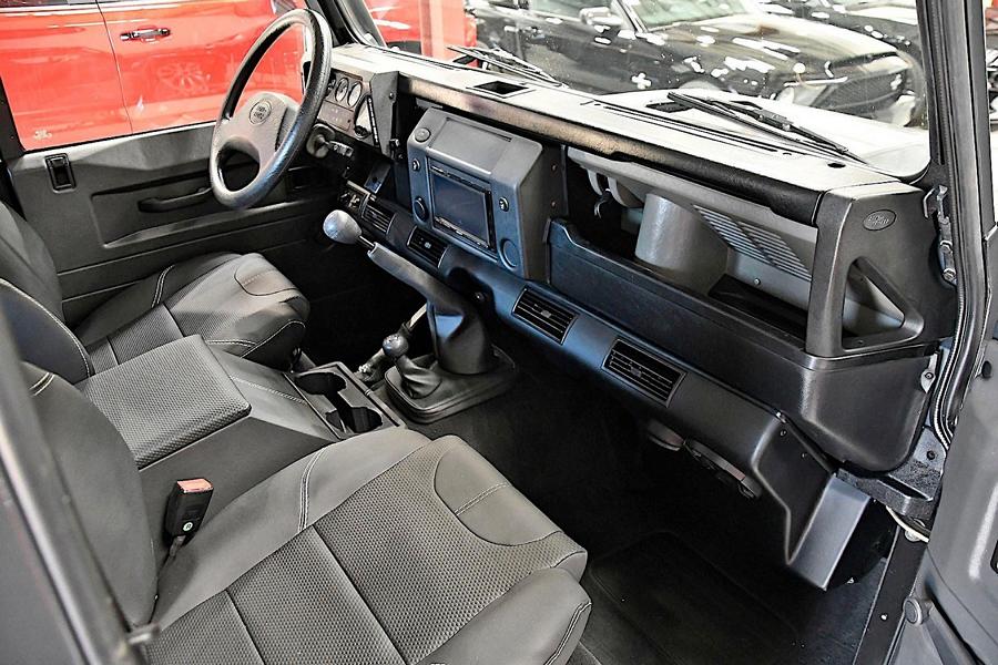 Discrete restomod Land Rover Defender pick-up uit 1995!