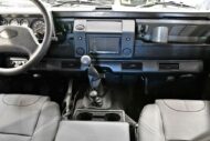Dyskretny Restomod 1995 Land Rover Defender Pickup!