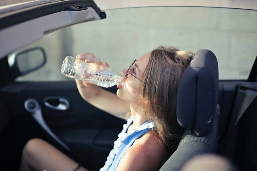 Wasser trinken Auto Alkohol e1607067644316 Geräte zur Atem Alkoholkontrolle lassen sich austricksen!