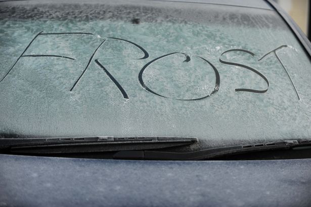 Windschutzscheibe Kratzen gefroren Eiskratzer1 Gefrorene Autoscheiben? Das sollte man vermeiden!
