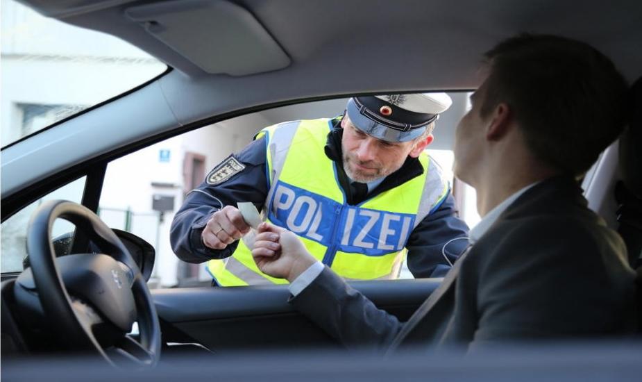 Fahrzeugschein Polizei Kontrolle Brief Zulassung
