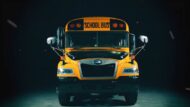 Vidéo: Ford Godzilla 7.3 litres V8 dans le bus scolaire Blue Bird!
