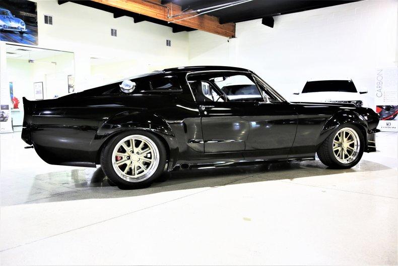 1968 Ford Mustang Fastback Restomod con 800 PS!