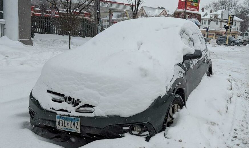 Removing snow and ice from your car – regulations and tips!