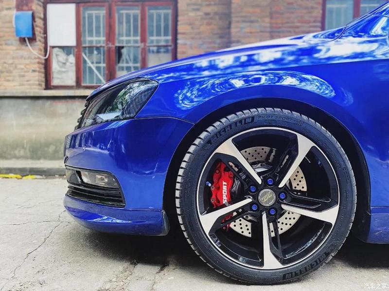 VW Magotan blu (B7) con ottiche affilate!
