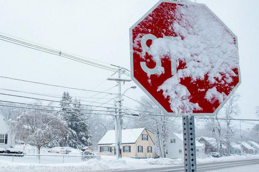 Conduire en toute sécurité sur la glace noire et la neige!