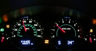 Warnmeldungen Kombiinstrument Auto ABS ESP Airbag 310x165 Bremsflüssigkeit: Wechselintervall und was es kostet!