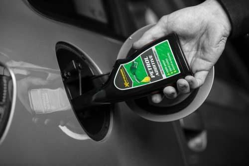 Benzin Additiv einfuellen Tank Diesel Additive   Alle Vorteile der Zusatzstoffe im Überblick