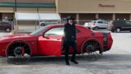 Video: Amisch-Auto? Dodge Challenger Hellcat auf Kutschenrädern!