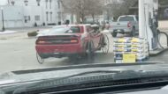 Video: macchina Amish? Dodge Challenger Hellcat su ruote da carrozza!