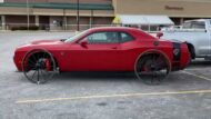 Video: ¿coche Amish? ¡Dodge Challenger Hellcat sobre ruedas de carro!