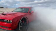 Wideo: samochód Amiszów? Dodge Challenger Hellcat na kołach wozu!