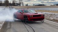 Wideo: samochód Amiszów? Dodge Challenger Hellcat na kołach wozu!
