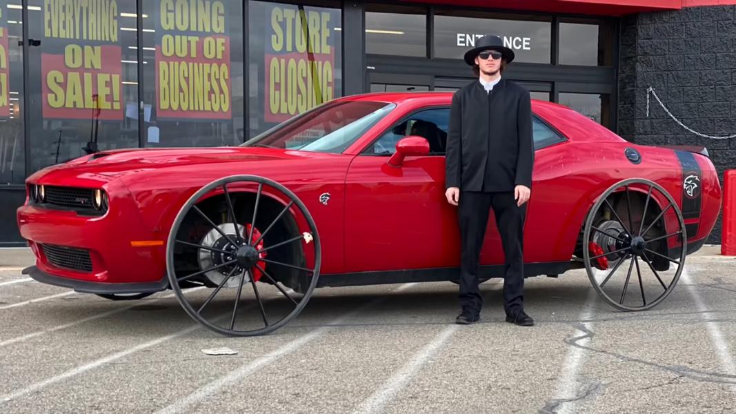 Vidéo: voiture Amish? Dodge Challenger Hellcat sur roues de chariot!