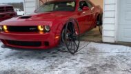 Vidéo: voiture Amish? Dodge Challenger Hellcat sur roues de chariot!