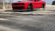 Video: Amish car? Dodge Challenger Hellcat on carriage wheels!