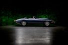 La leggendaria Jaguar E-Type festeggia il suo 60 ° compleanno.