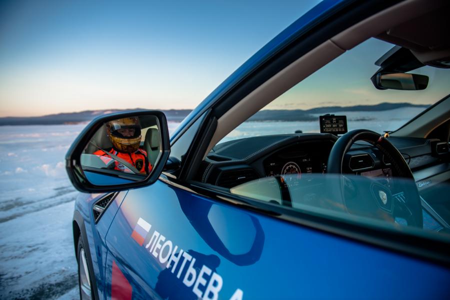Lamborghini Urus avec record de vitesse sur le lac Baïkal gelé