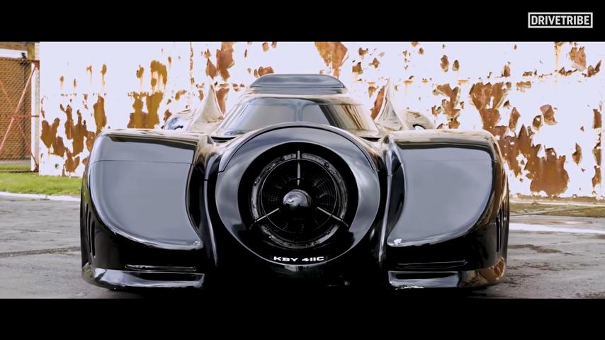 Wideo: Replika batmobilu oparta na Mustangu z Chevy V8!