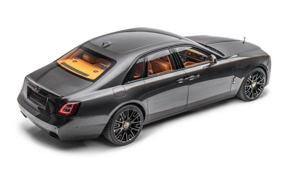 Rolls-Royce Ghost del 2021 con messa a punto d'oro di Mansory!