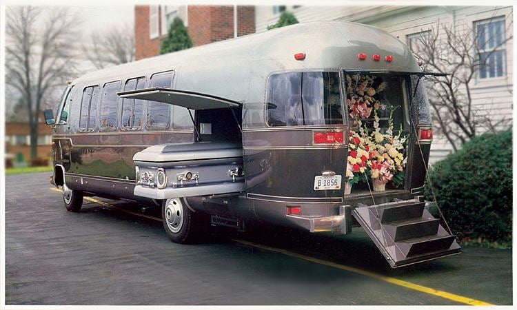Avec la mort en tournée: Airstream Funeral Coach Escape Room!