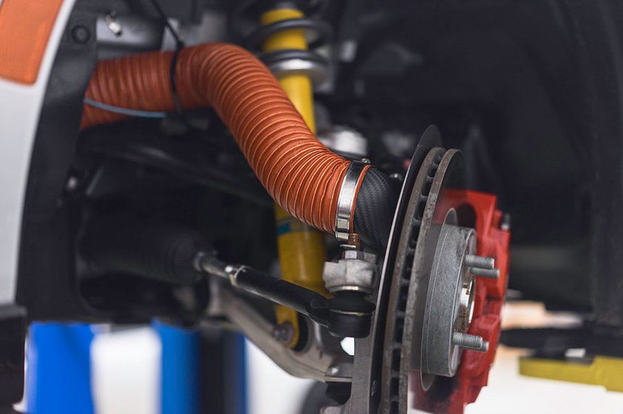 Bremsenkuehlungskit Ankerplatten BMW Audi VW Porsche Tuning Info: Dafür wird ein Bremsenkühlungskit am Auto genutzt!
