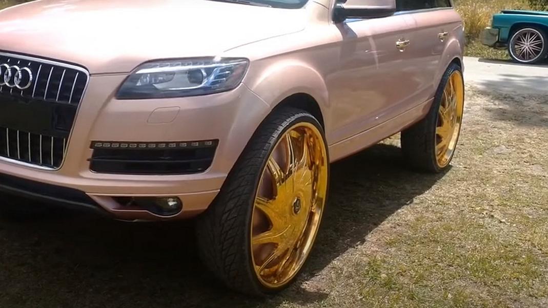 Donk Style Audi Q7 Pink 32 Zoll Felgen Gold 2 Video: Audi Q7 in Pink und auf 32 Zoll Felgen in Gold!