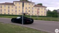 Vidéo: Ferrari SF90 Stradale dans le fou «Vantablack»!